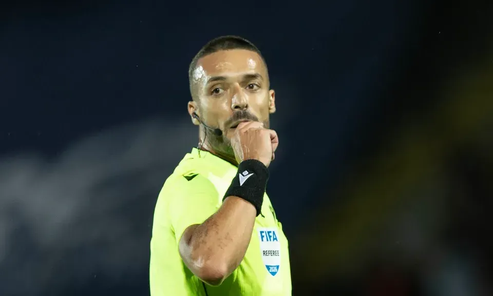 Encarnados "atacam" árbitro Cláudio Pereira